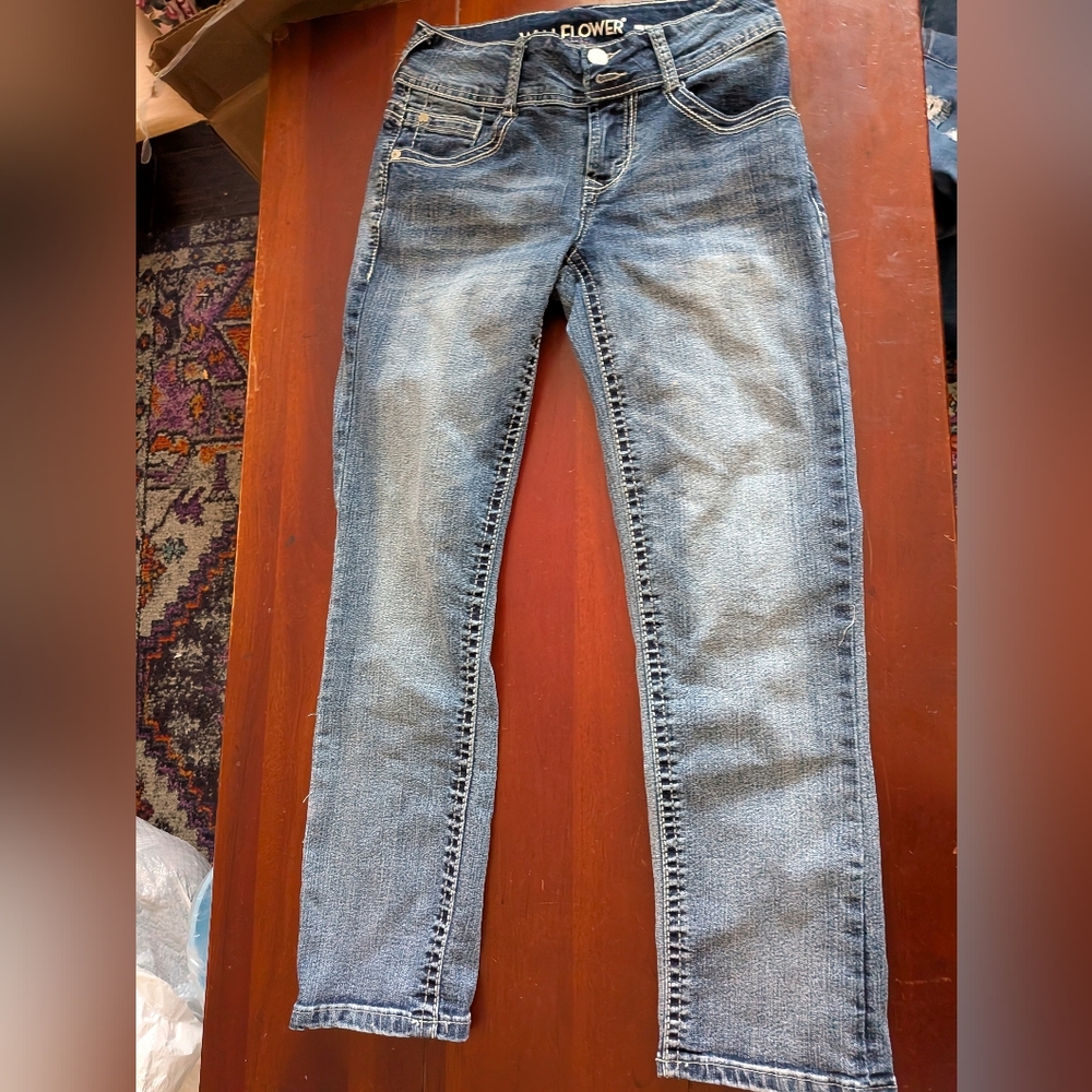 Wallflower Women's Medium Wash Straight Leg Jeans this is for a size 1